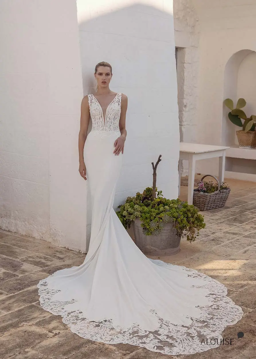 Alouise elegantes Brautkleid tiefer Ausschnitt mit langer Schleppe