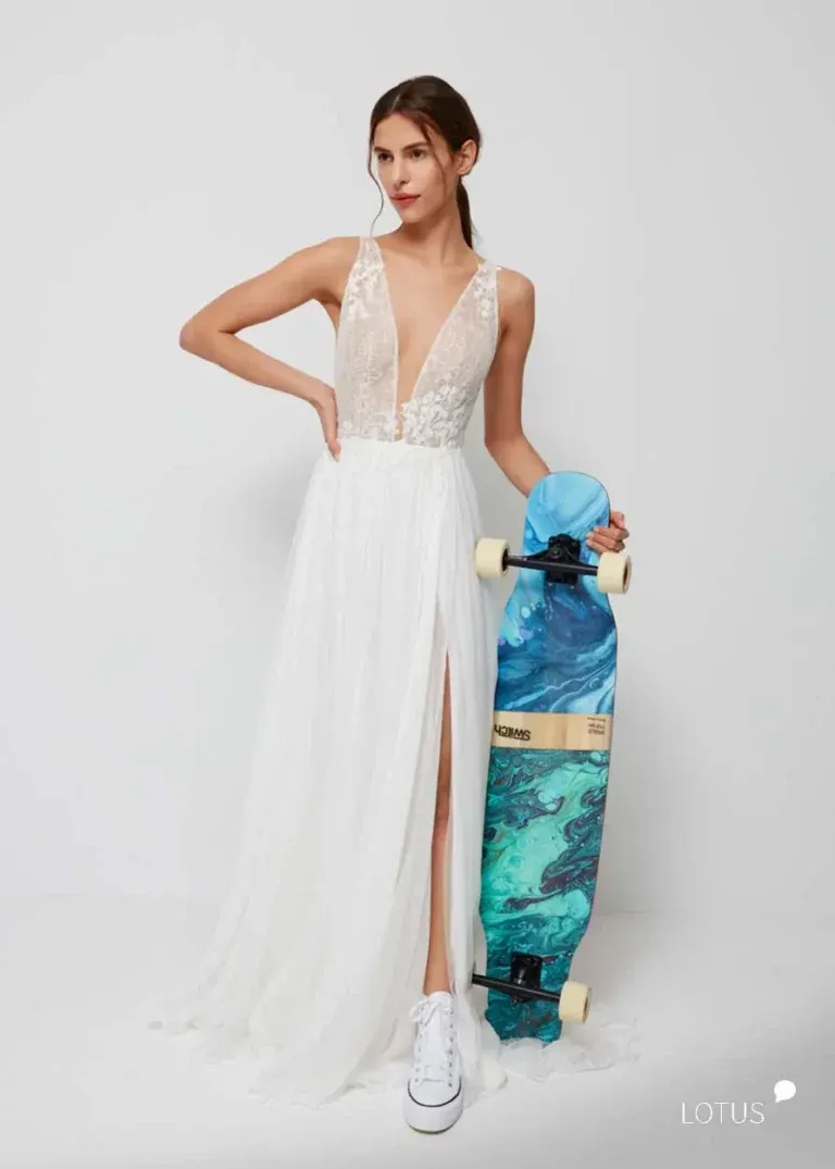 Lotus fließendes Brautkleid von Anna Kara im brautgeflüster